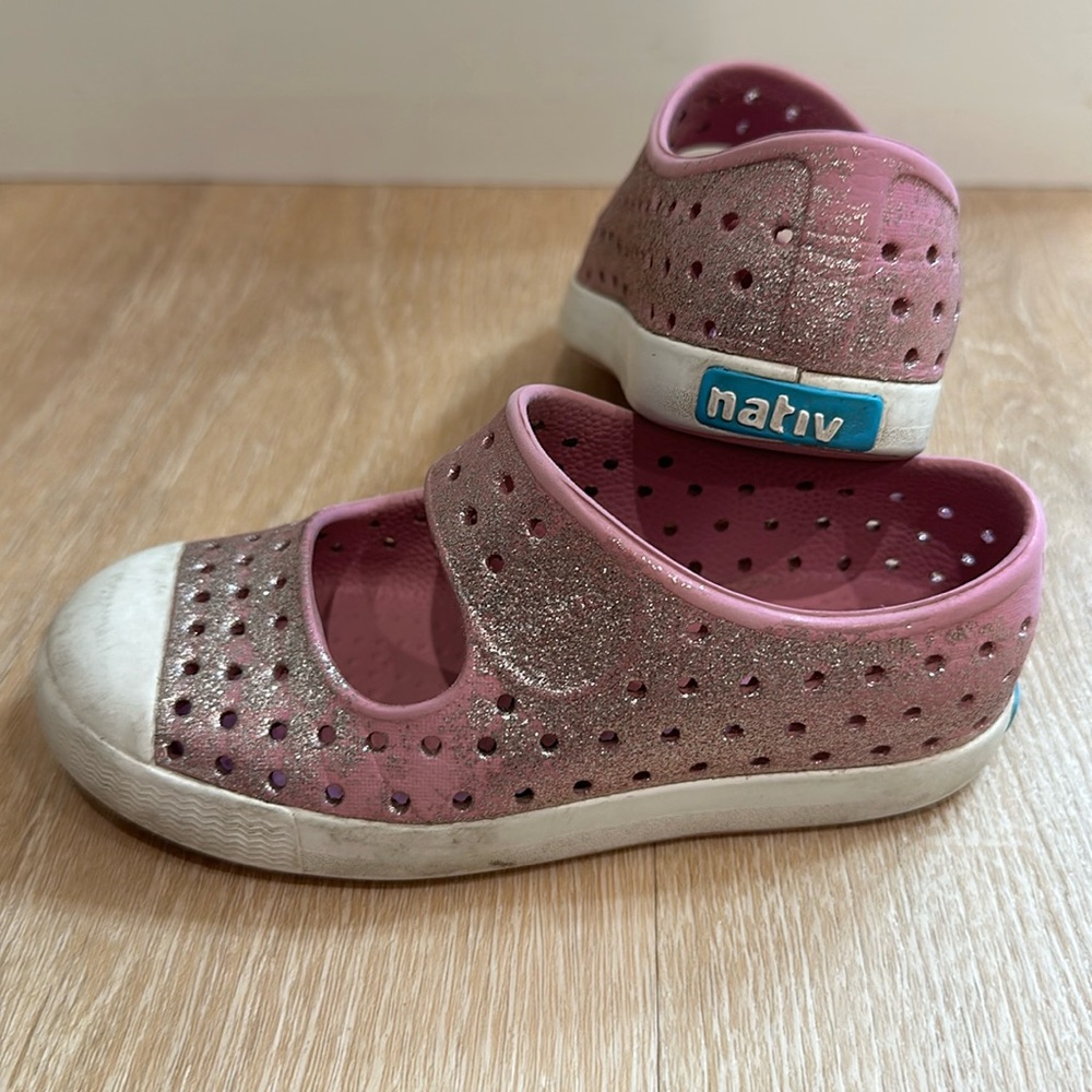 Native Jefferson Juniper Bling shoes in pink